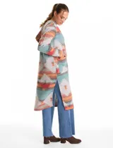 Cardigan largo con capucha, confeccionado en tejido estampado con diseño geométrico en tonos tierra, verde y rojo. Presenta frente abierto, mangas largas y bolsillos laterales.
