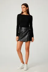 Top de manga larga ajustado al cuerpo, color beige claro, con escote bote y detalle de frunces drapeados en el torso.