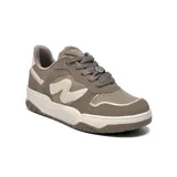 Championes deportivos de estilo urbano, confeccionados en tonos tierra con detalles en blanco y plateado. Presentan un diseño con paneles superpuestos, cordones al tono y una suela de plataforma robusta con el logo de la marca grabado en el lateral.