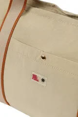 Bolso tote color ladrillo con asas de hombro de cinta gross beige y bolsillo frontal con botón a presión.