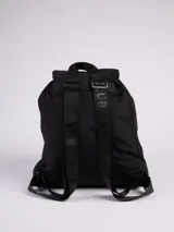Mochila color camel con cierre superior con solapa y cordón ajustable. Tiene un bolsillo frontal con cierre y etiqueta con el logo de la marca. Las correas son negras y ajustables.
