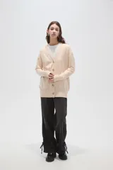 Saco cárdigan de viscosa color marrón, con cuello en V, cierre frontal de botones y diseño holgado de manga larga.