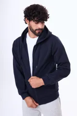 Buzo tipo canguro azul marino con cierre frontal completo, capucha con cordones ajustables y bolsillos tipo canguro.
