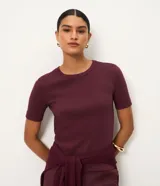Blusa básica ajustada en rib de algodón, de manga corta y cuello redondo, color mostaza.