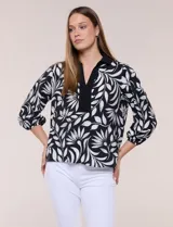 Blusa de calce suelto y caída ligera en color negro con estampado floral blanco, cuello camisero con escote en V y pechera en contraste. Presenta mangas tres cuartos abullonadas con puños elásticos.