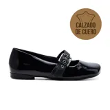 Zapato de cuero charol negro con correa sobre el empeine y hebilla metálica.