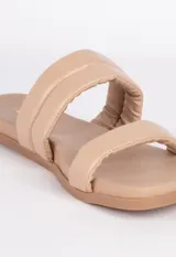 Sandalias bajas negras de símil cuero con dos tiras acolchonadas.