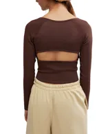 Remera negra de manga larga con cuello redondo y botones.