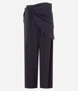 Pantalón wide leg negro de viscosa, con piernas amplias, caída fluida y detalle de pañuelo cruzado con atadura lateral en la cintura.
