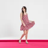 Vestido corto con estampado floral en tonos beige, rojo, azul y blanco.