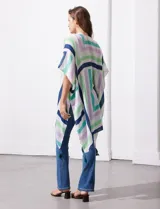 Kimono tejido con estampado a rayas verticales en tonos azul, verde y lila, con mangas amplias estilo japonés y terminación con borlas en el ruedo.