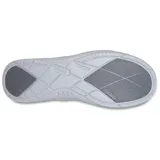 Mocasín Crocs modelo Walu Syn de estilo náutico, confeccionado en lona azul con detalles en color marrón. Presenta suela de material Croslite flexible y diseño slip-on con ojales decorativos laterales.