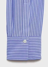 Camisa de corte recto con diseño de rayas verticales, cuello camisero clásico y cierre frontal con botones. Presenta mangas largas con puños abotonados.