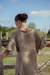 Vestido corto tejido en lurex dorado, con escote en V y mangas cortas.