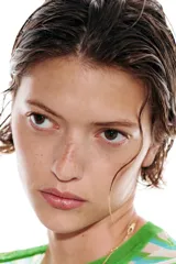 Jersey de punto fino con cuello redondo y manga larga, con estampado de rayas horizontales en tonos verde lima, celeste y beige.