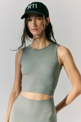 Top deportivo sin mangas color verde, tejido en morley con escote redondo y logo tejido en la espalda.
