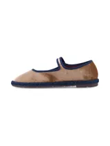Ballerinss tipo Mary Jane de terciopelo color marrón camel, con tira en el empeine con hebilla ajustable, ribetes en contraste azul oscuro y suela de caucho.