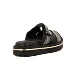 Sandalias Beira Rio de plataforma con doble faja superior en color negro y diseño geométrico en blanco y negro, con suela track y detalle de ribete dorado.