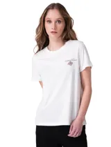 Remera blanca con cuello redondo y mangas cortas, confeccionada con un diseño de corte clásico. Presenta un pequeño estampado gráfico en el pecho con el texto "Caterpillar" y una flor dibujada.