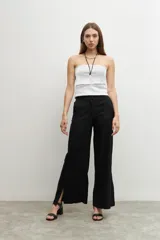 Top strapless blanco de tejido acanalado.