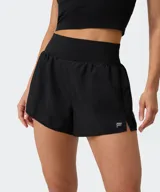 Short deportivo Fabletics Sunchaser color negro, con cintura ancha de punto, short interior ajustado y pequeñas aberturas laterales en el dobladillo.