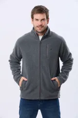 Campera polar de abrigo azul marino, con cuello alto, cierre frontal y bolsillos laterales y en el pecho con cierre.