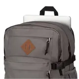 Mochila Jansport Main Campus color gris con logo de la marca en la parte inferior.