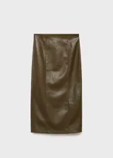 Falda midi de corte lápiz confeccionada en material efecto piel color verde oliva, con tiro medio y abertura posterior en el bajo.