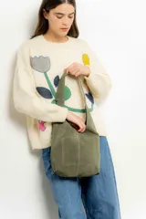 Mini cartera tipo tote de cuero agamuzado, con asa ancha de hombro, cierre con botón de imán y bolsillo interior.