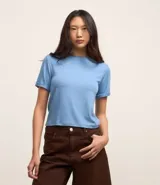 Blusa básica de cuello redondo y manga corta con detalle de dobladillo plegado. Confeccionada en tejido de viscosa con spandex, ofrece un ajuste cómodo y versátil.