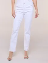 Jean de corte recto y tiro alto en color blanco, confeccionado en denim elastizado de suave tacto. Cuenta con diseño tradicional de cinco bolsillos, presillas para cinturón y cierre frontal con botón y cremallera.