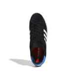 Championes adidas Campus ADV de estilo urbano, confeccionados en gamuza negra con las icónicas tres tiras laterales en blanco. Presentan un detalle en color azul brillante en el talón, suela de goma blanca y el nombre del modelo en letras doradas sobre el lateral.