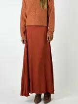 Falda larga color ladrillo, de corte evasé y cintura alta.