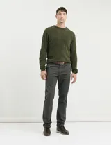 Pantalón de corte clásico confeccionado en sarga de algodón con elastano. Presenta bolsillos delanteros inclinados y bolsillos traseros de ribete.