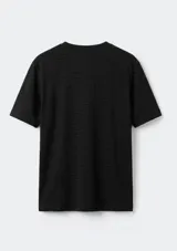 Remera básica de cuello en V y manga corta, confeccionada en tejido melange negro de textura flamé.