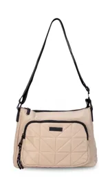 Bandolera de tela impermeable color beige con diseño acolchado capitoneado en el bolsillo frontal. Cuenta con cierre principal, bolsillo trasero con cierre, correa ajustable y detalles en negro.