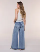 Jean wide leg de tiro alto en denim azul claro, con calce ajustado en la cadera, costuras verticales frontales y bolsillos estilo carpintero.