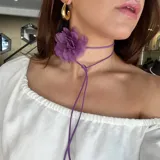 Gargantilla tipo choker con cordón encerado marrón y flor de tela color lila.