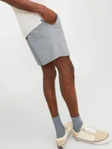 Short de sarga con calce relajado, color gris, con cintura elástica y cordón de ajuste.