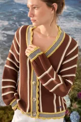 Cardigan de punto a rayas verticales en tonos marrón chocolate, blanco y amarillo, con escote en V, mangas largas y cierre frontal con botones.