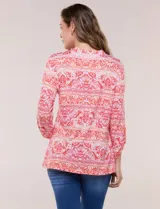Remera de rayón con estampado en tonos de azul, escote en V con pechera enmarcada y frunces centrales, mangas 3/4 con sistema roll-up.