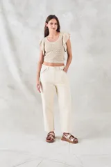 Top de punto calado color beige con brillo metalizado, escote redondo y mangas cortas con volados.