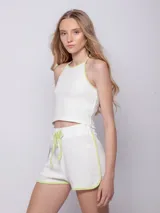Short de punto color verde con calados y terminaciones con sesgo amarillo.