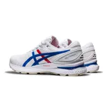 Championes Asics Gel-Nimbus 22 Retro Tokyo para hombre, color blanco con detalles en azul y rojo. Diseñados para corredores neutros, ofrecen amortiguación y absorción de impactos gracias a la tecnología GEL. La tecnología FLYTEFOAM Propel en la entresuela proporciona un paso más energético.