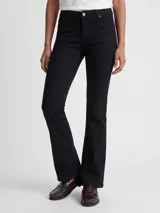 Jean bootcut de tiro bajo con diseño de cinco bolsillos, presillas para cinto y cierre frontal con botón y cremallera. Confeccionado en mezcla de algodón, poliéster reciclado y elastano.