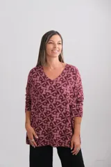 Sweter de punto amplio con escote en V y manga larga, con estampado geométrico de mosaicos en tonos bordó.