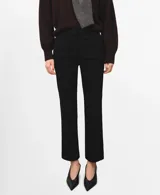 Pantalón negro de corte recto y tiro medio, con trabillas para cinturón.