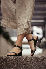 Sandalias de taco ancho de 4 cm, color beige charol, con tira delantera y tira en el talón con hebilla ajustable.