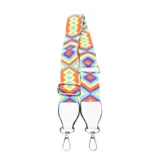 Correa de tela multicolor con diseño geométrico étnico, herrajes plateados y enganches metálicos.