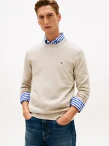 Sweater de cuello redondo Tommy Hilfiger de color beige, confeccionado en puro algodón, con ajuste regular y el logo de la marca bordado en el pecho.